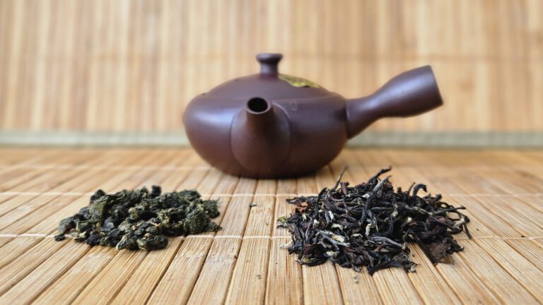 Oolong Tee kaufen - Übersicht der Sorten. Links ein grüner Jade Oolong, rechts ein Oriental Beauty Oolong