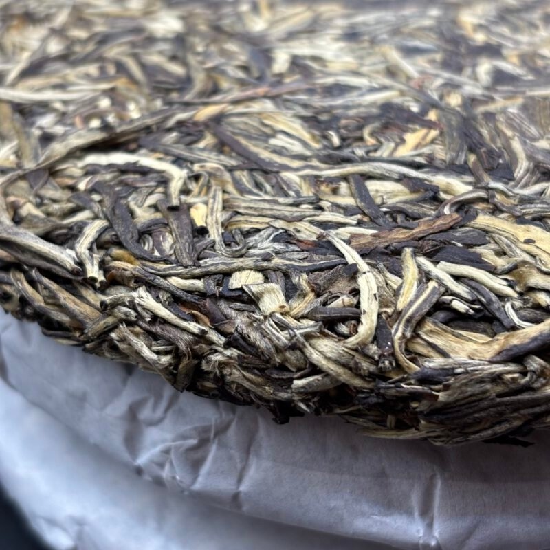 Guangxi Jasmin Silver Needle Beeng Cha Closeup Edge